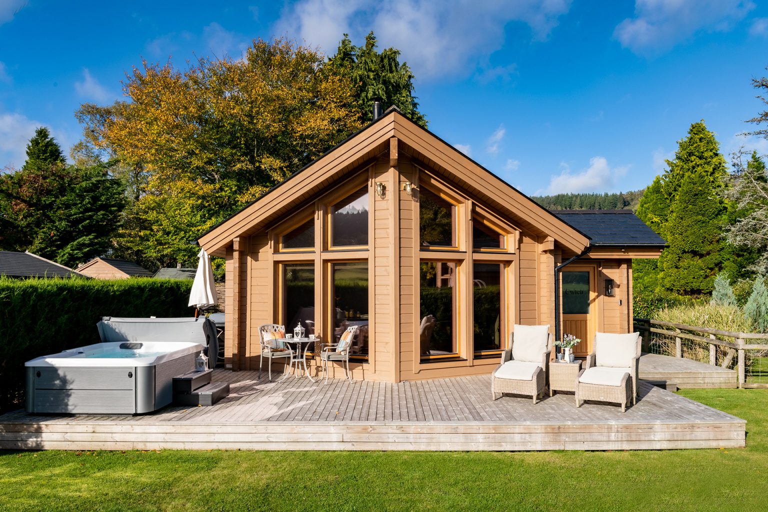 Cwtch - Luxury Lodges with hot tubs in Wales at Rivercatcher